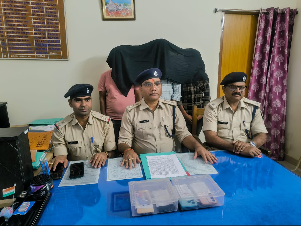 गिरफ्तार साईबर ठगों की जानकारी देते एसडीपीओ एवं थाना प्रभारी