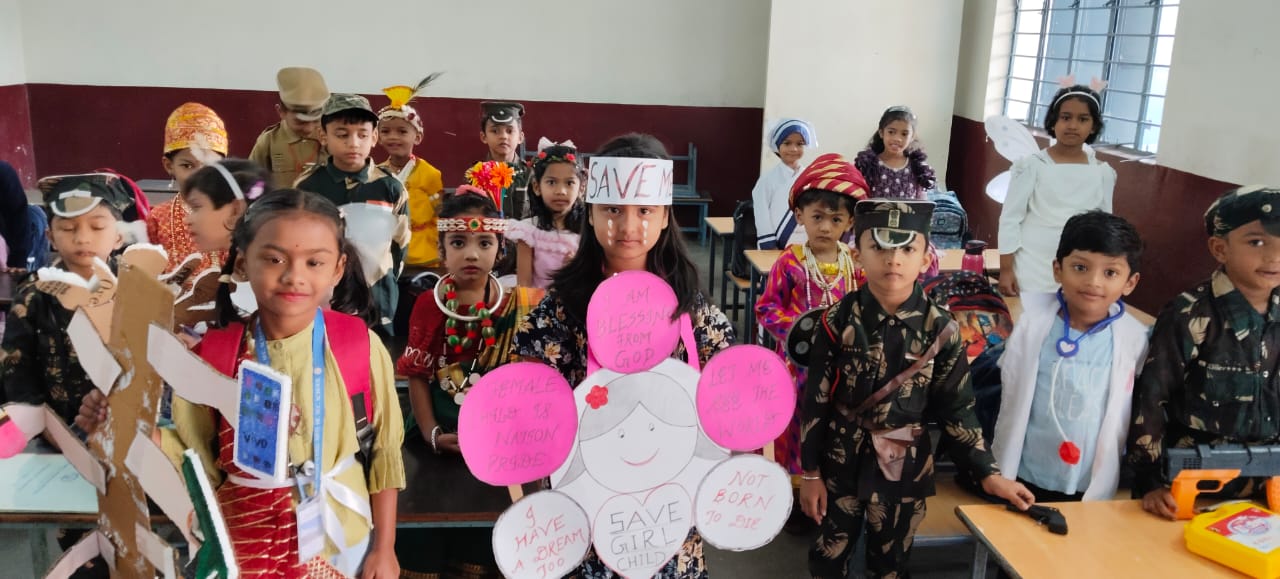 आकर्षक वेशभूषा में तैयार स्कूल के बच्चे।