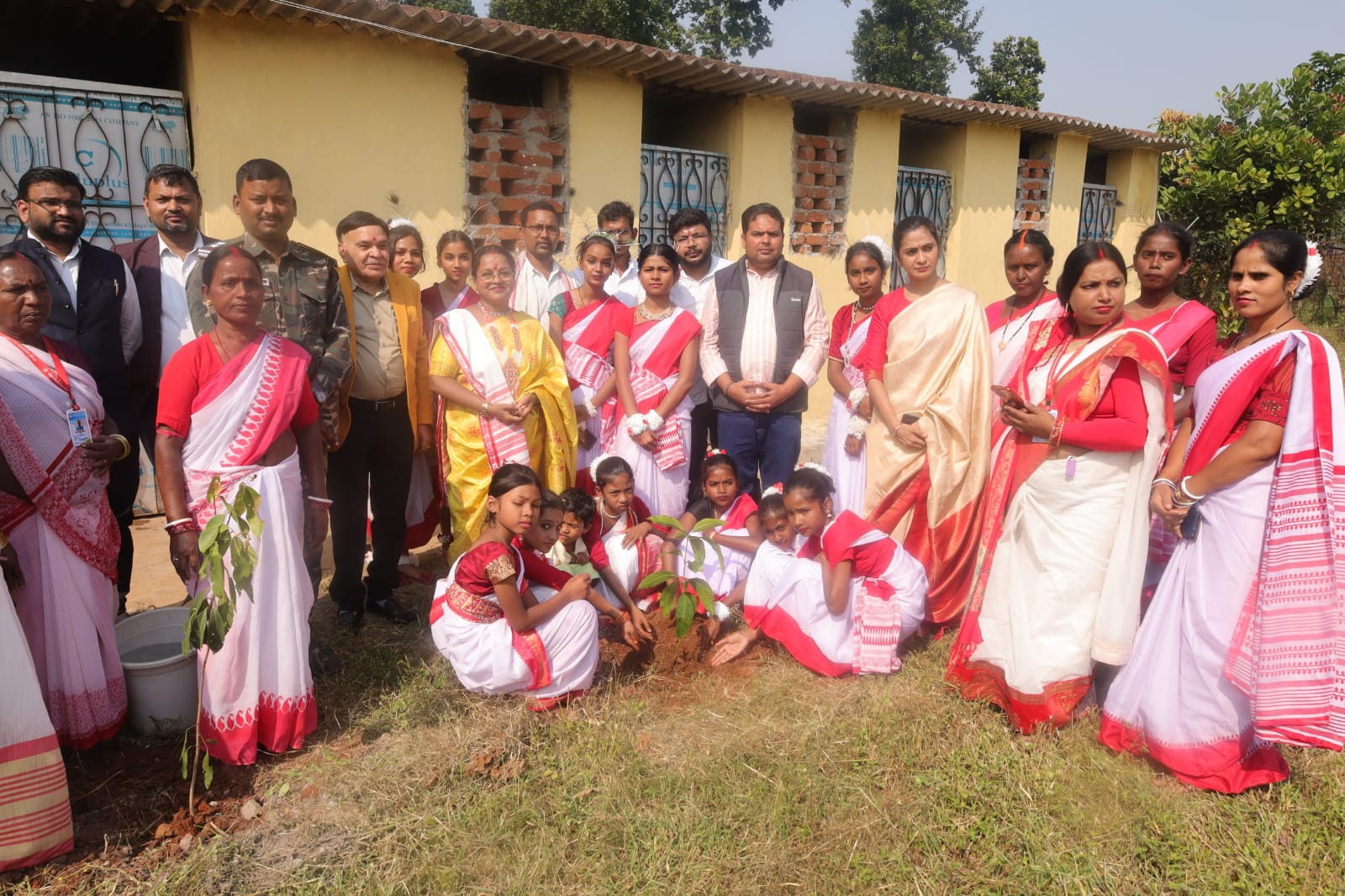कार्यक्रम में शामिल मोनिका मुंडू समेत अन्य कार्यक्रम में शामिल मोनिका मुंडू समेत अन्य