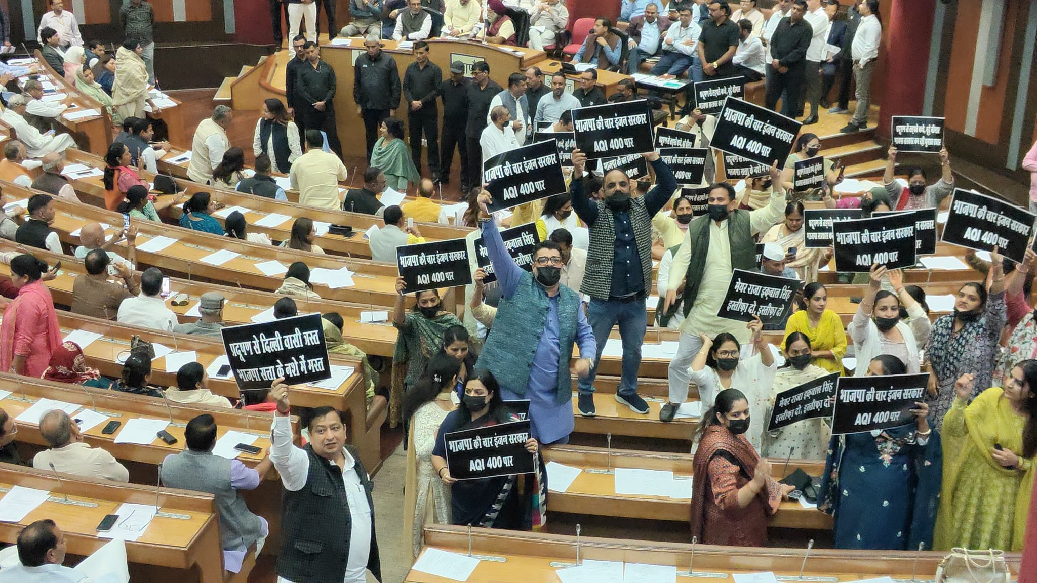 आम आदमी पार्टी (आआपा) के पार्षद नगर निगम की बैठक में प्रदर्शन करते हुए. आम आदमी पार्टी (आआपा) के पार्षद नगर निगम की बैठक में प्रदर्शन करते हुए.