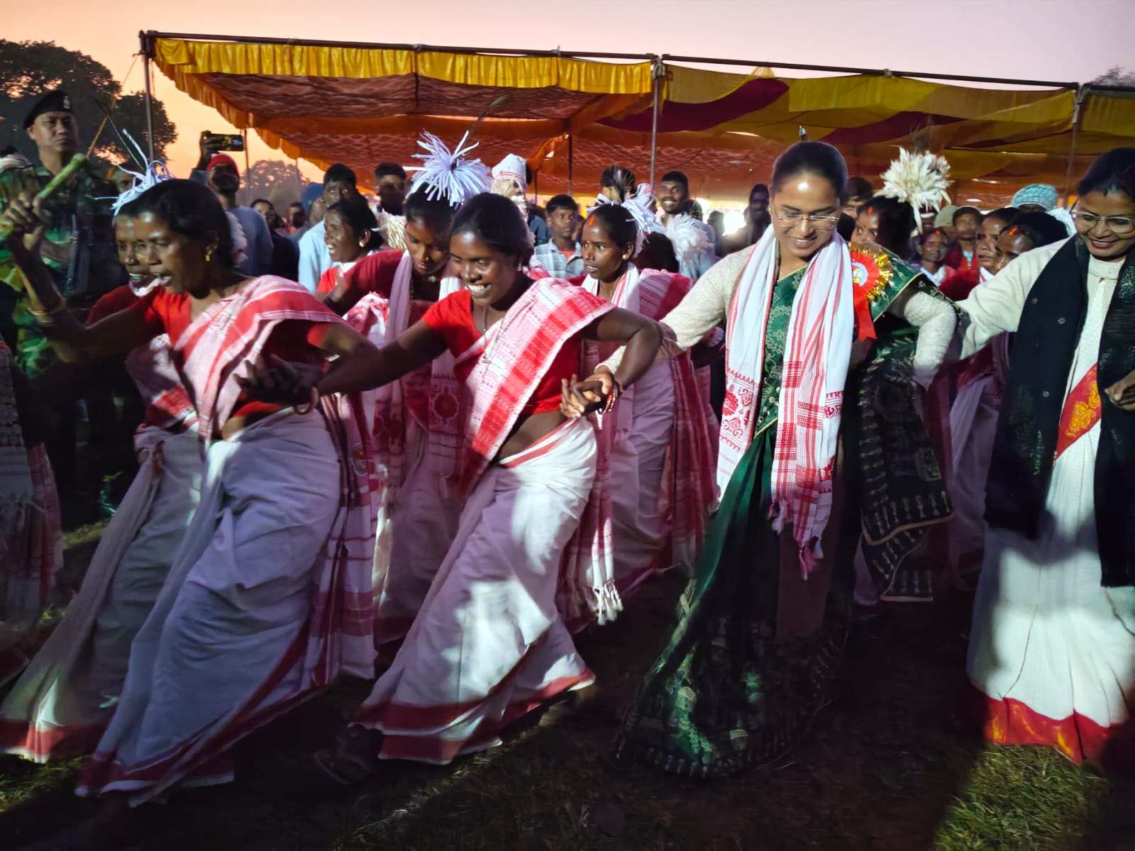 जतरा में झूमती मंत्री शिल्‍पी नेहा तिर्की समेत अन्‍य