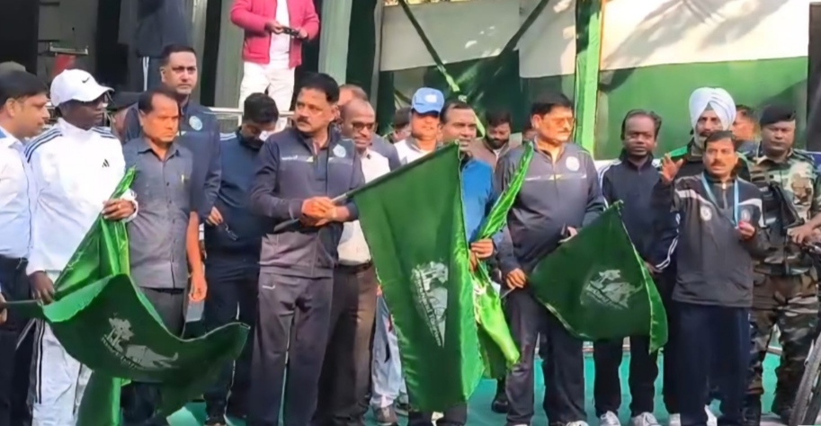 मंत्री हरी झंडी दिखाते हुए मंत्री हरी झंडी दिखाते हुए