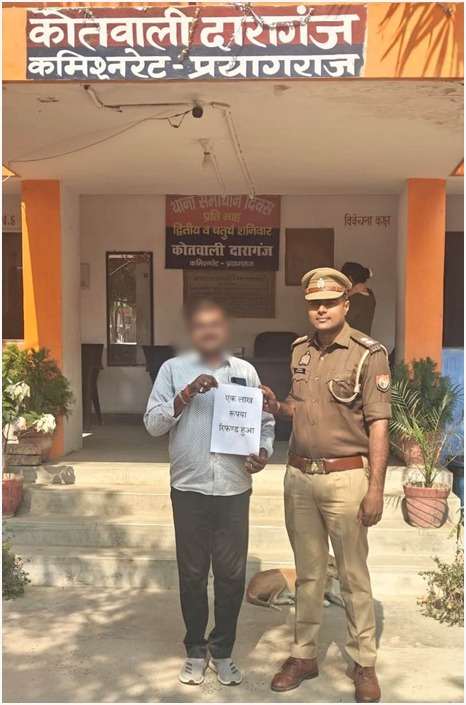 साइबर सेल द्वारा पीड़ित को खाते में वापस कराए गए एक लाख रूपये का पत्र देते हुए छाया चित्र