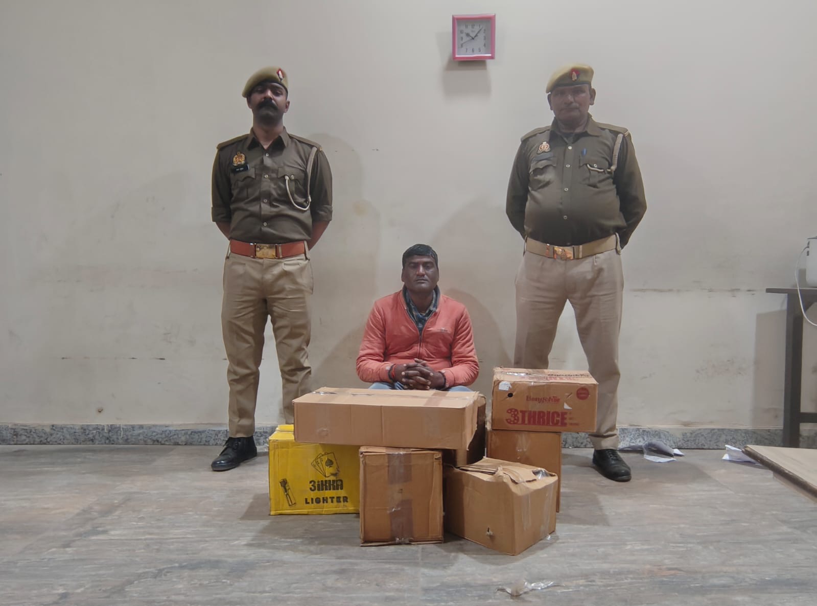 बारादरी पुलिस की गिरफ्त में नकली सिगरेट फैक्ट्री चलाने वाला आरोपी देवमूर्ति साहू।