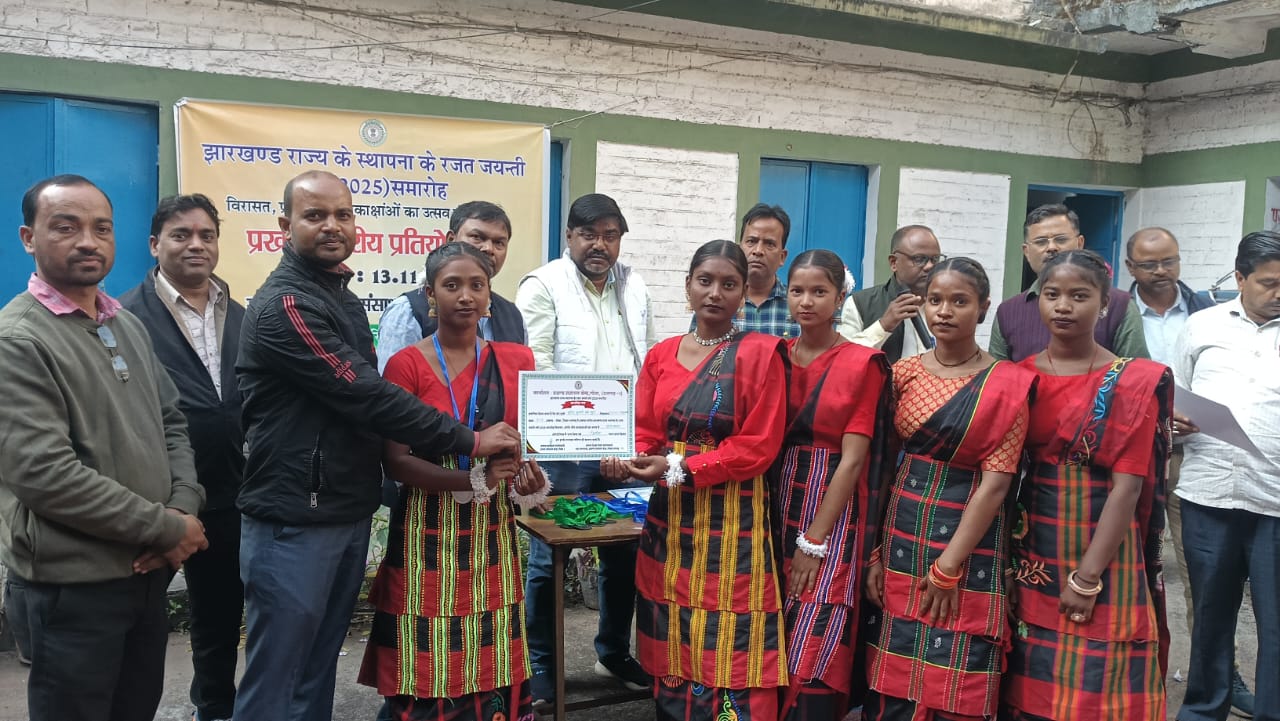 कार्यक्रम में शामिल छात्र कार्यक्रम में शामिल छात्र