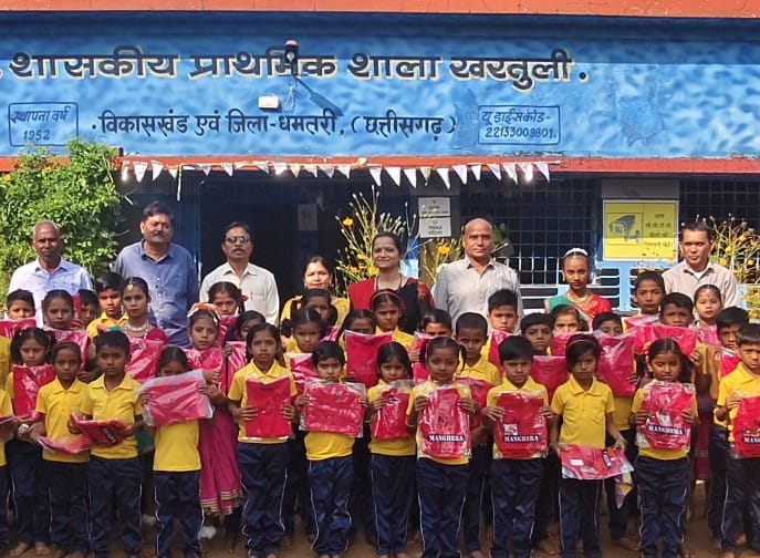 प्राथमिक शाला खरतुली के बच्चों को मिला स्वेटर।