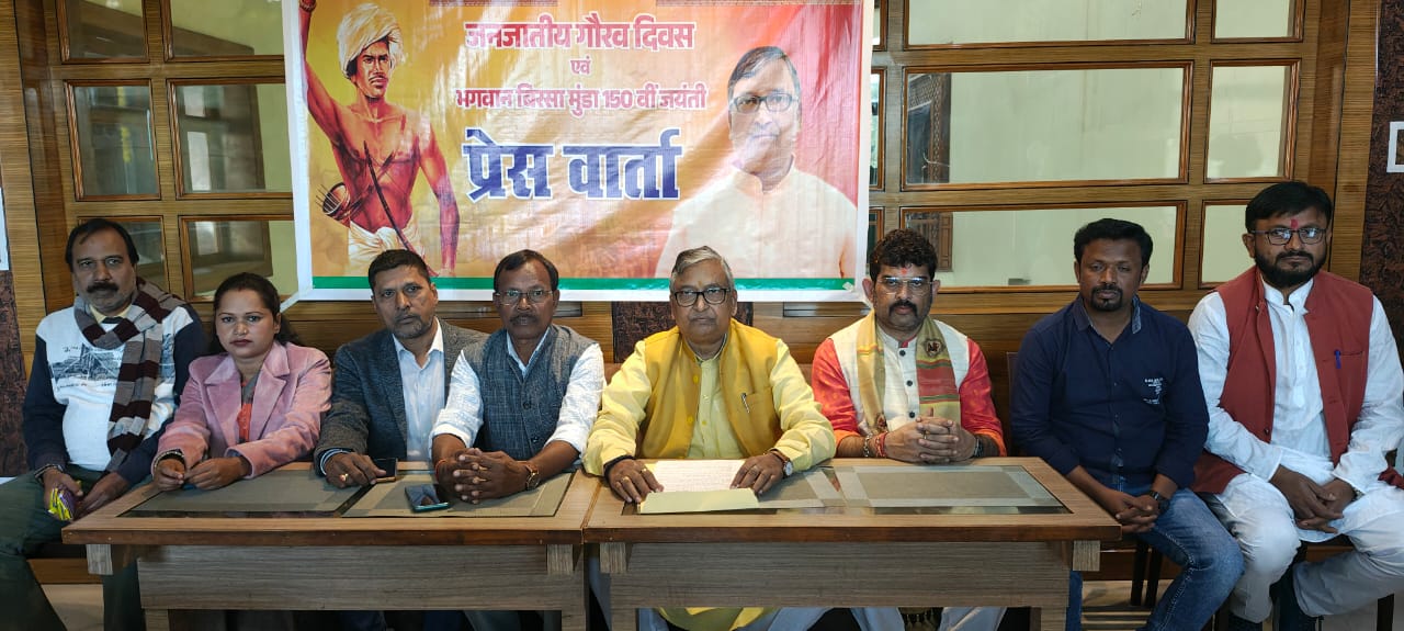 कांफ्रेंस में शामिल लोग कांफ्रेंस में शामिल लोग