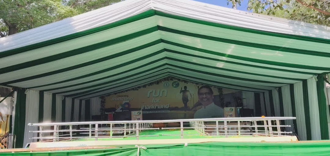 मुख्य समारोह स्थल पर बनी स्टेज की तस्वीर मुख्य समारोह स्थल पर बनी स्टेज की तस्वीर