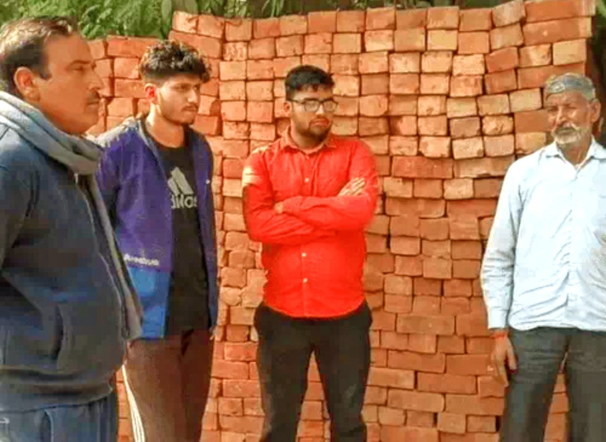 सिविल अस्पताल में पोस्टमार्टम के बाद शव लेने पहुंचे मृतक के परिजन सिविल अस्पताल में पोस्टमार्टम के बाद शव लेने पहुंचे मृतक के परिजन