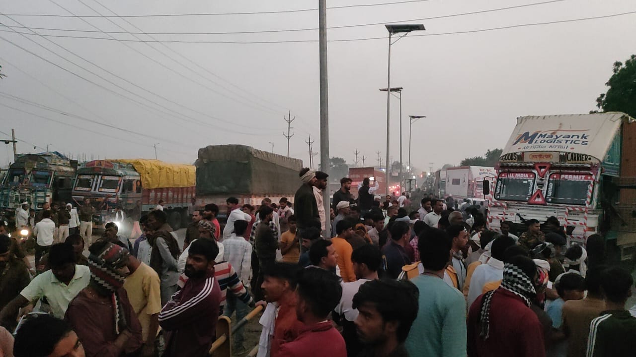 घटना के बाद हाईवे पर जमा भीड़ एवं जाम में फंसे वाहन