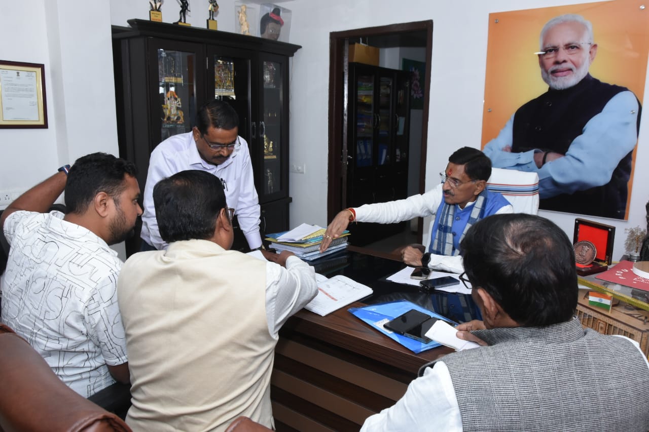 बैठक करते संजय सेठ