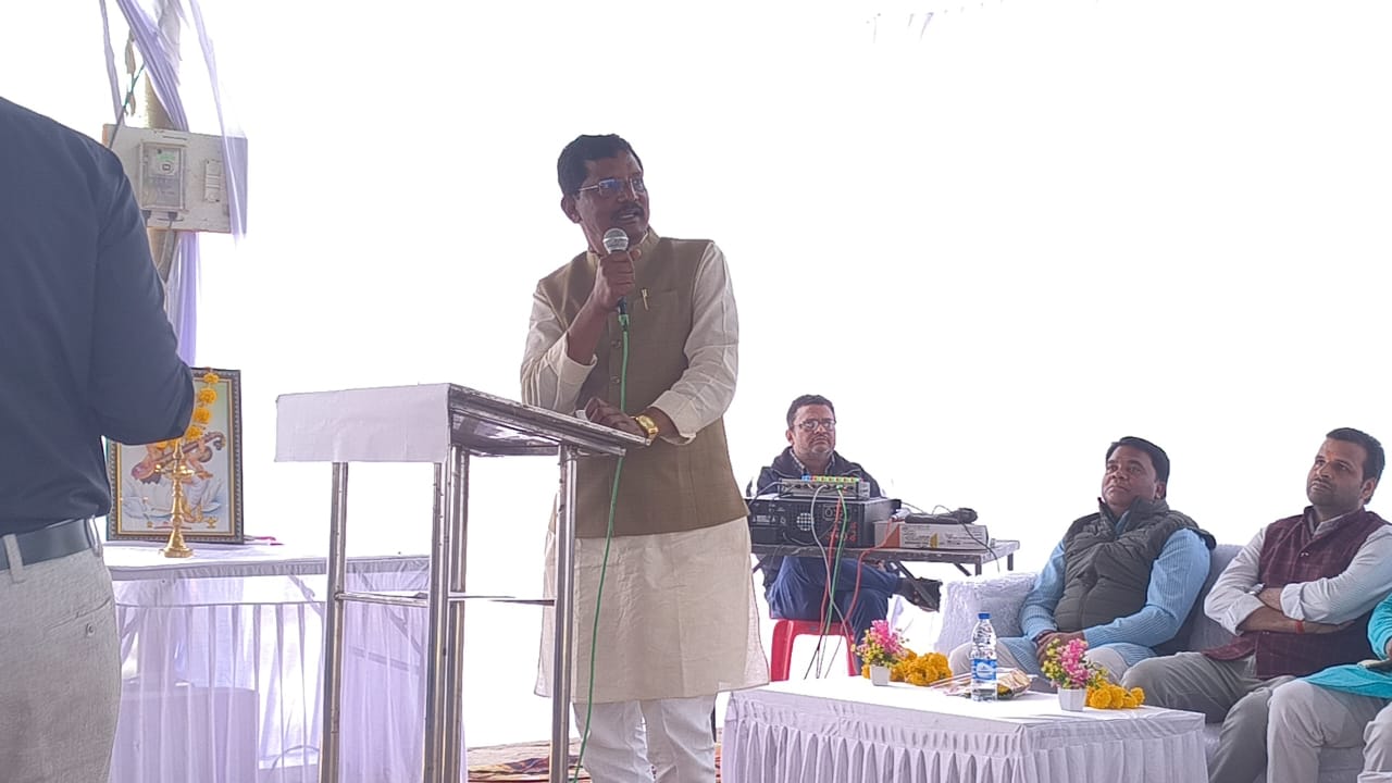 राज्य कोल विकास प्राधिकरण के अध्यक्ष रामलाल रौतेल संबोधित करते हुए