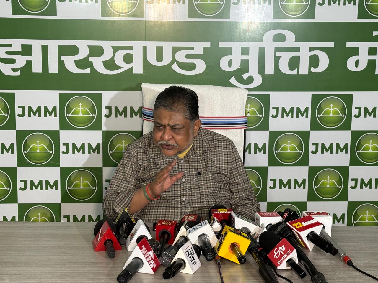 प्रेस वार्ता में बोलते सुप्रियो भटटाचार्य