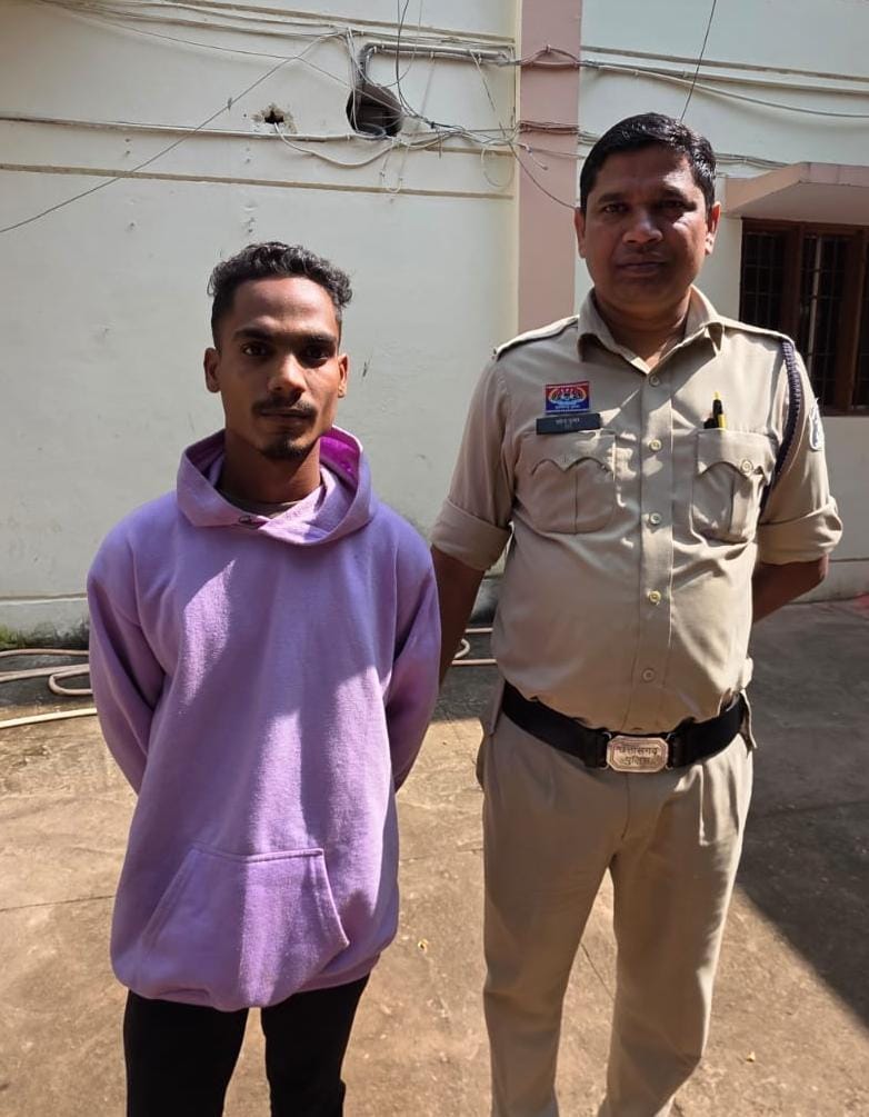 पुलिस गिरफ्त में धान चोरी का आरोपित।