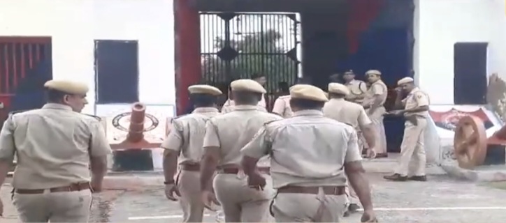 जेल में अवांछनीय वस्तुओं की तलाशी के लिए किया औचक निरीक्षण