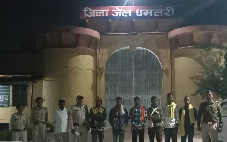 पुलिस गिरफ्त में सभी आरोपित।