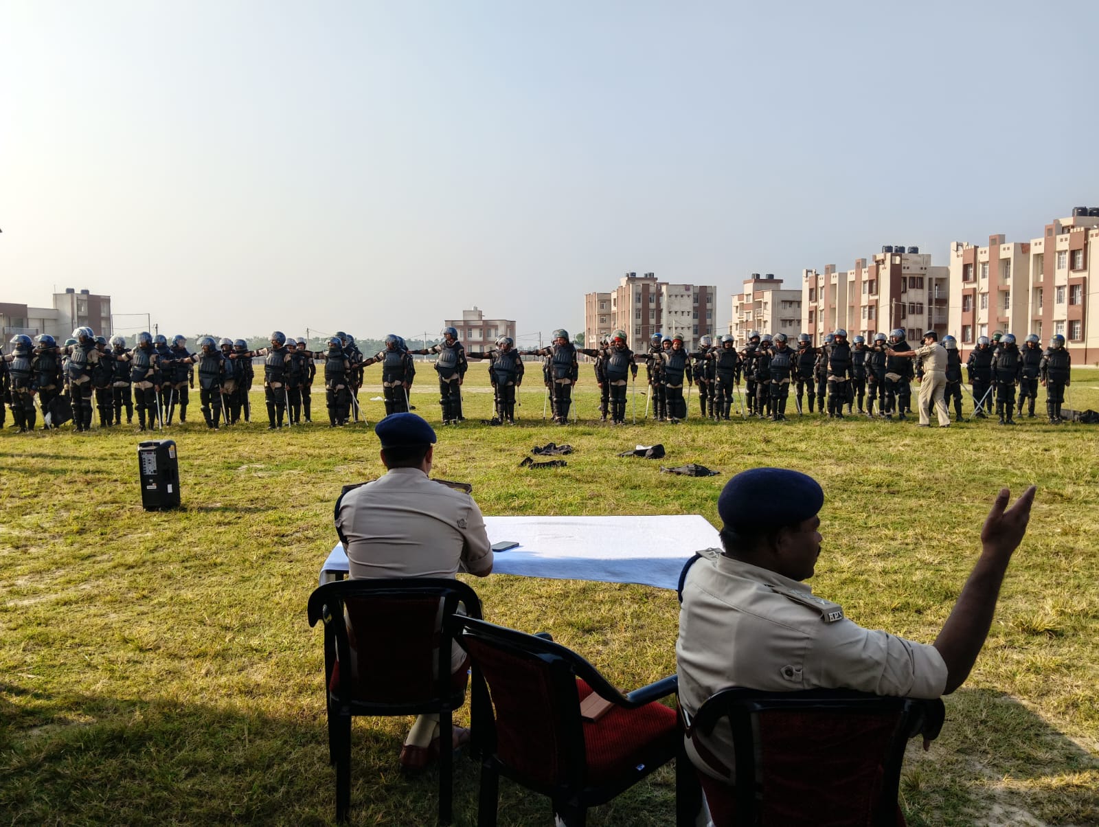 अररिया फोटो:रिहर्सल कराते डीएसपी अररिया फोटो:रिहर्सल कराते डीएसपी