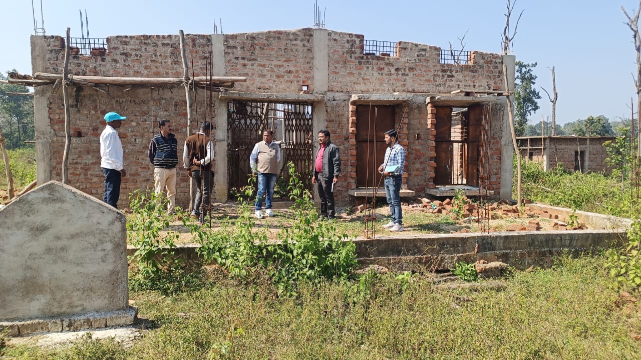 पुराने आवासों की प्रगति की समीक्षा करते हुए अधिकारी कर्मचारी।