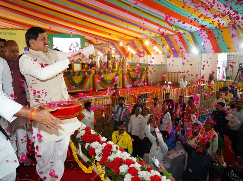 मुख्यमंत्री ने देवास में आयोजित कार्यक्रम में किसानों पर की पुष्प वर्षा