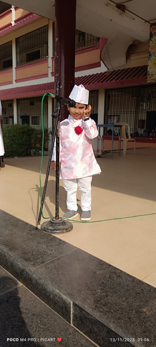 चाचा नेहरू की वेशभूषा में तैयार बच्चा।