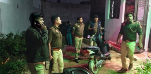 घटना स्थल पर उपस्थित पुलिस जांच करती हुई