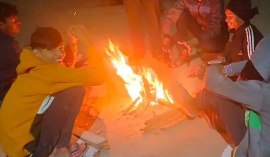 ठण्ड से बचने अलाव का सहारा ले रहे हैं लोग