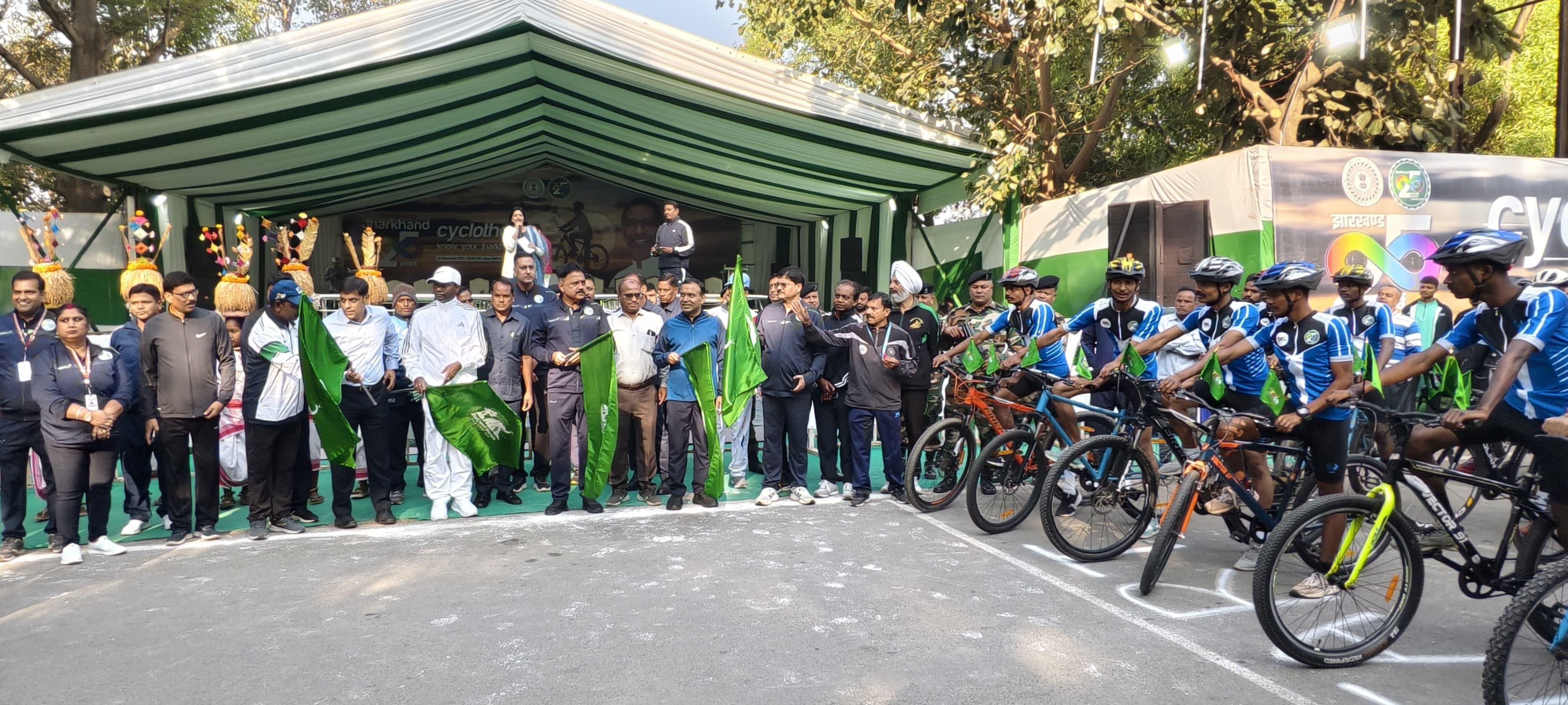 साइकिल रैली में शामिल युवाओं की तस्वीर साइकिल रैली में शामिल युवाओं की तस्वीर