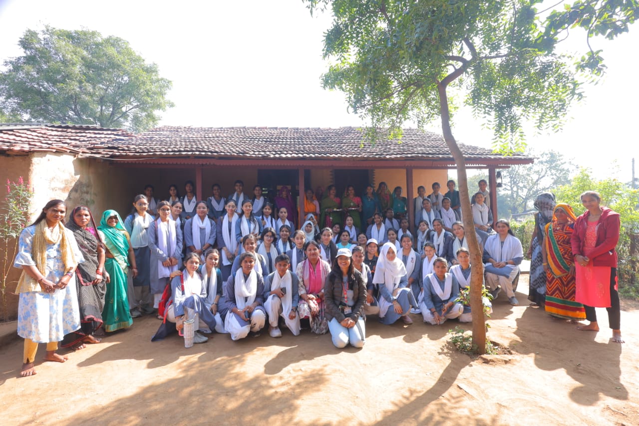 “ज्ञान पर्यटन” में छात्राओं ने जाना ग्रामीण जीवन का सार