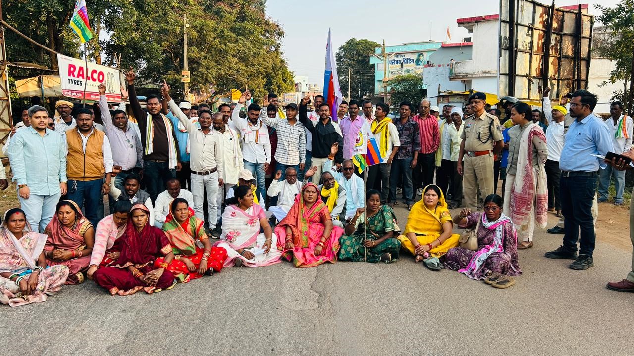 कुकरेल चौक के पास सड़कजाम कर प्रदर्शन् करते हुए आदिवासी समाज के लोग। कुकरेल चौक के पास सड़कजाम कर प्रदर्शन् करते हुए आदिवासी समाज के लोग।