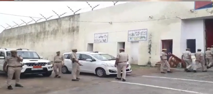 जेल में अवांछनीय वस्तुओं की तलाशी के लिए किया औचक निरीक्षण