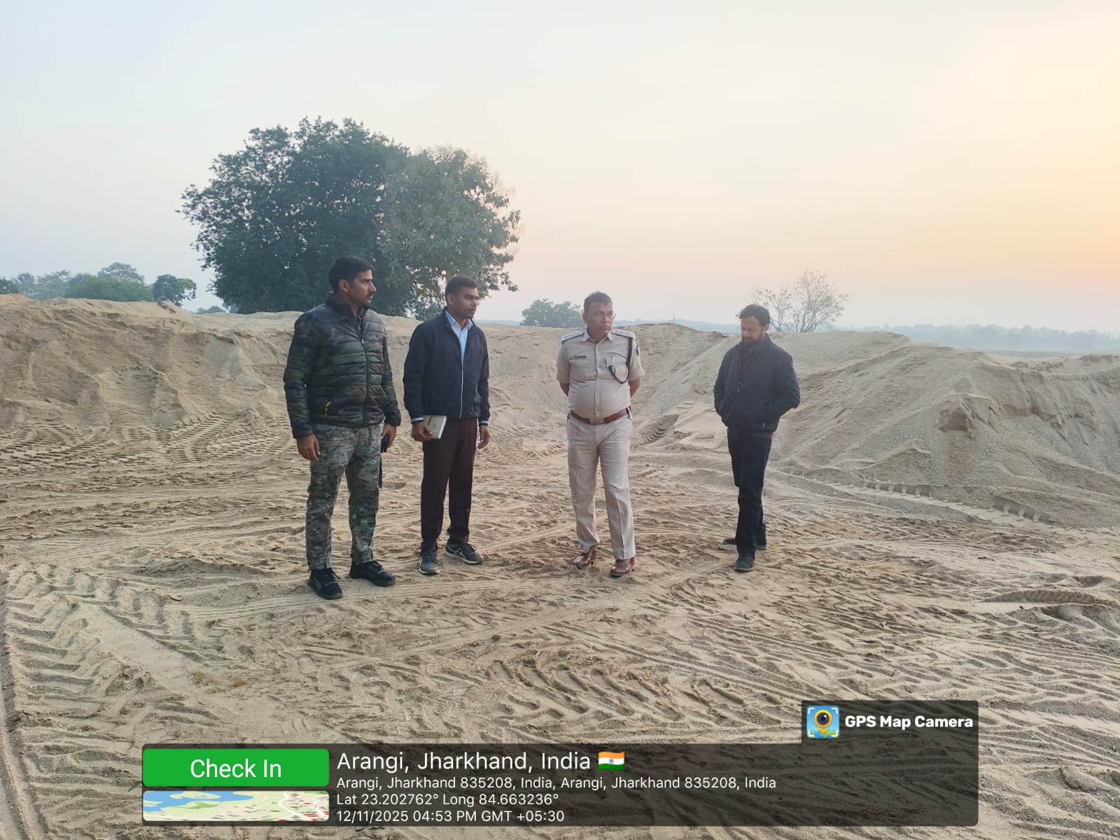 बालु भंडारण स्‍थल पर मौजूद एसडीएम की टीम