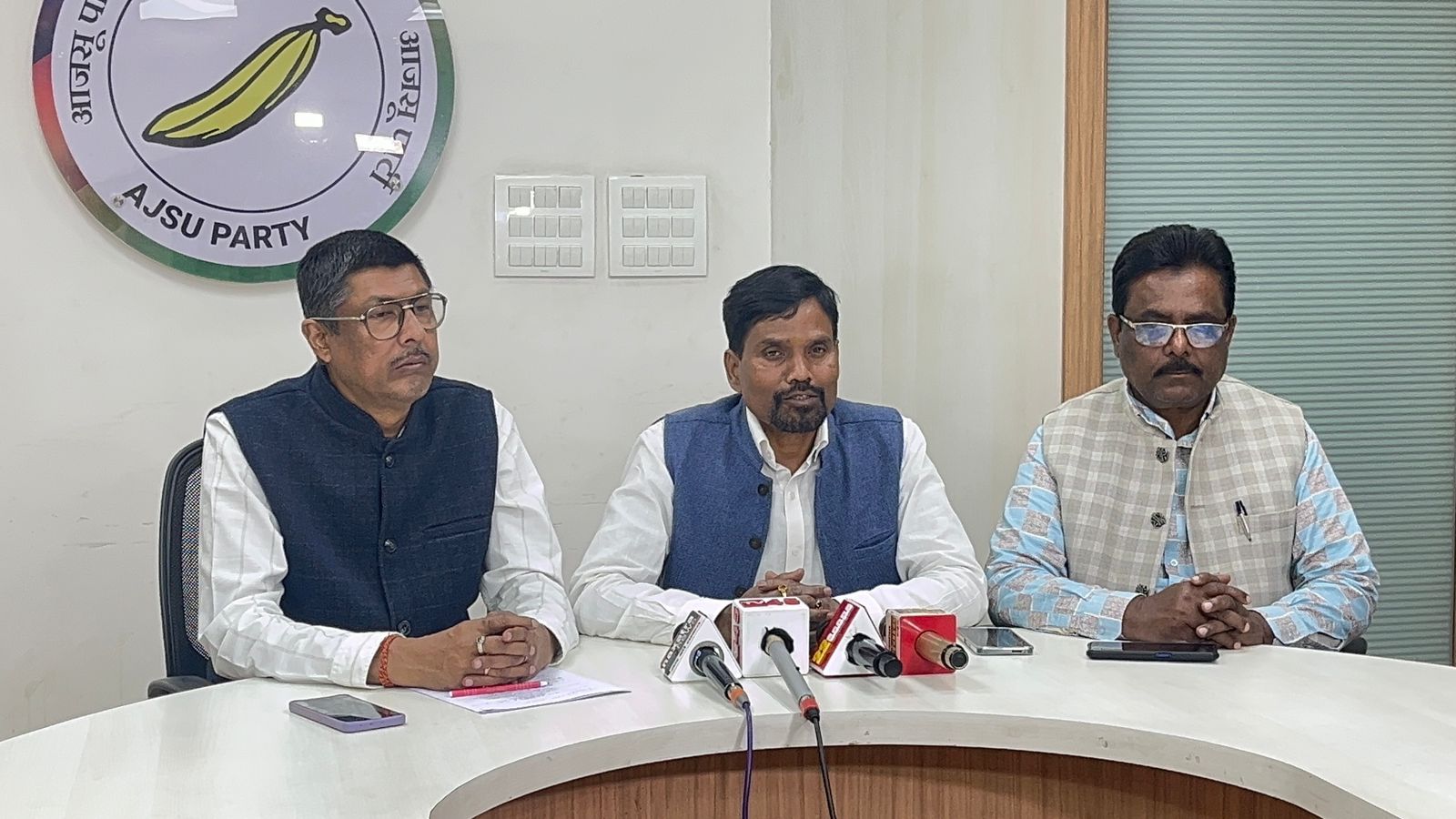 आजसू की प्रेस वार्ता की तस्‍वीर