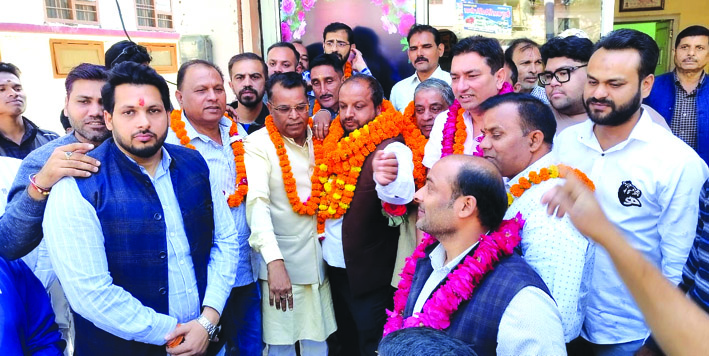 अमन गर्ग का स्वागत करते हुए