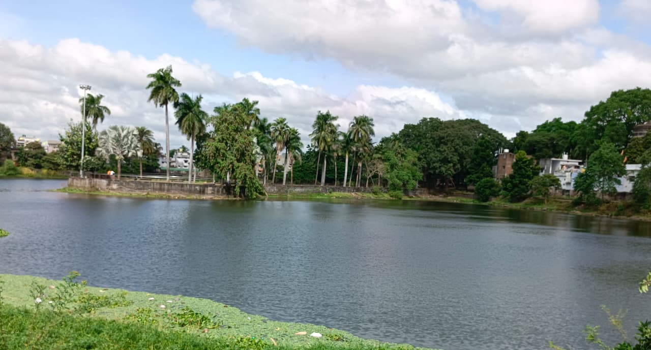 रमसगरी तालाब के बीच में स्थित है गार्डन।