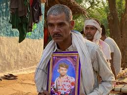 साजा विधायक ईश्वर साहू हिंसा में मारे गए अपने पुत्र के फोटो के साथ