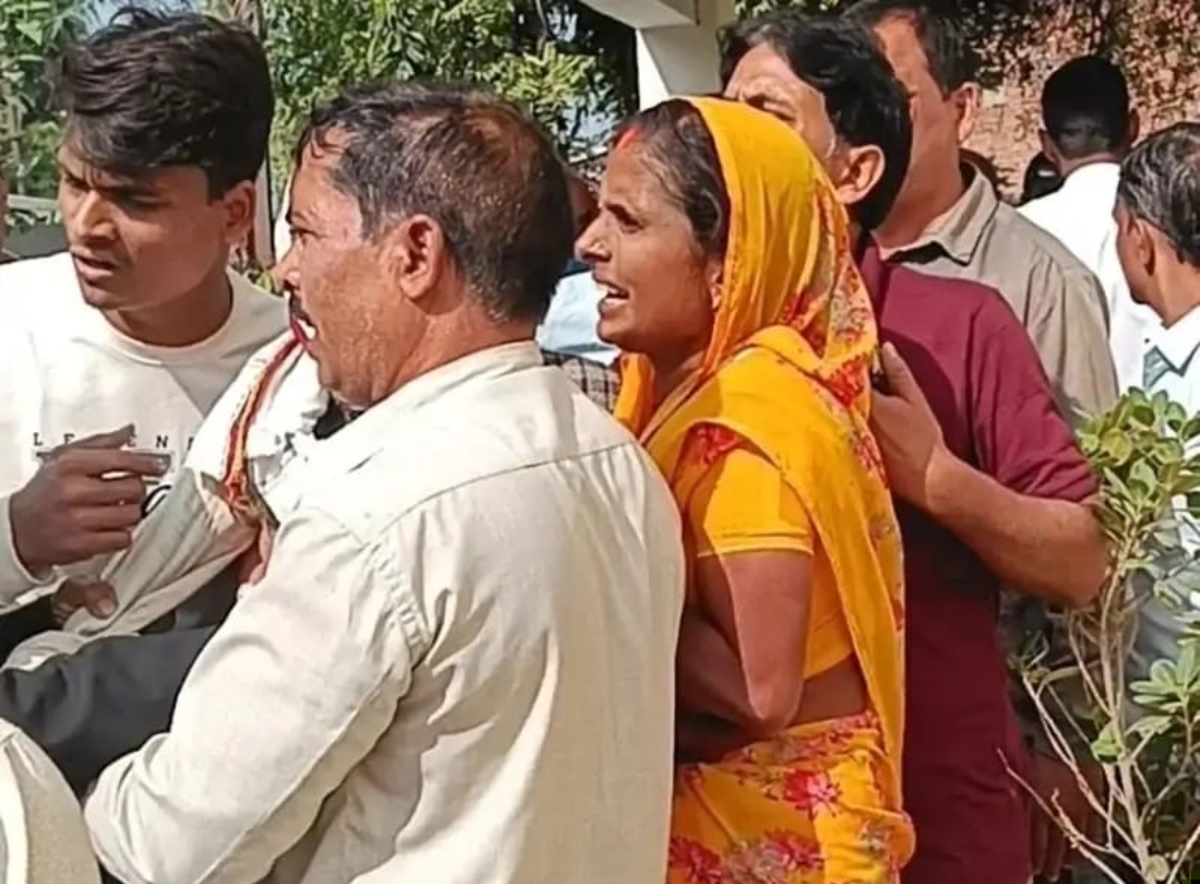 रजिस्ट्री विभाग में हंगामा करते हुए लड़की और उसके पति रजिस्ट्री विभाग में हंगामा करते हुए लड़की और उसके पति