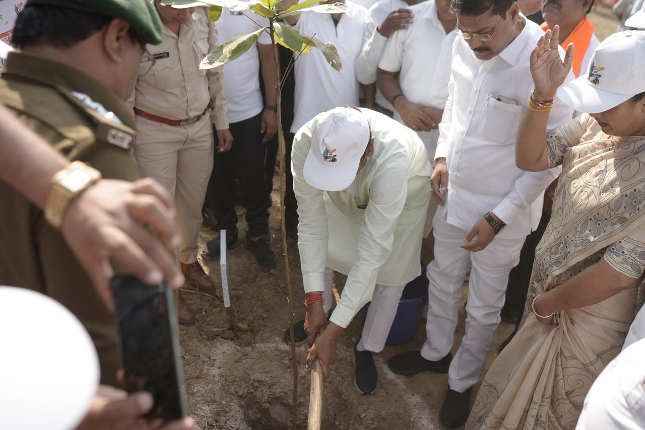 कोरबा : एक पेड़ मां के नाम अभियान के तहत मंत्री व सांसद ने किया पौधरोपण