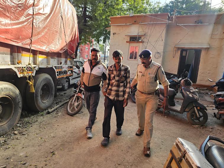 खेत में घुसे पालतू कुत्ते को गोली मारी, आरोपी गिरफ्तार; बंदूक भी जब्त