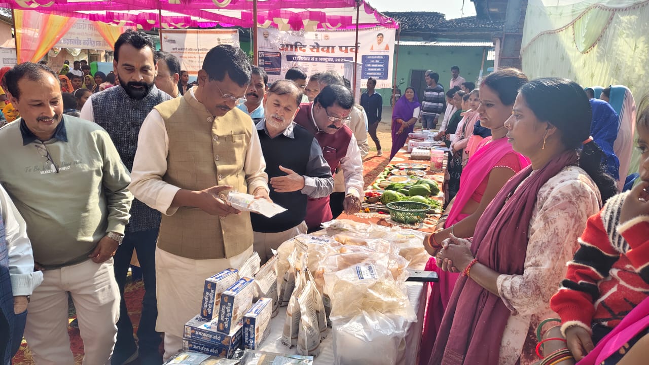 प्रदर्शनी का अवलाेकन करते रामलाल राैतेल