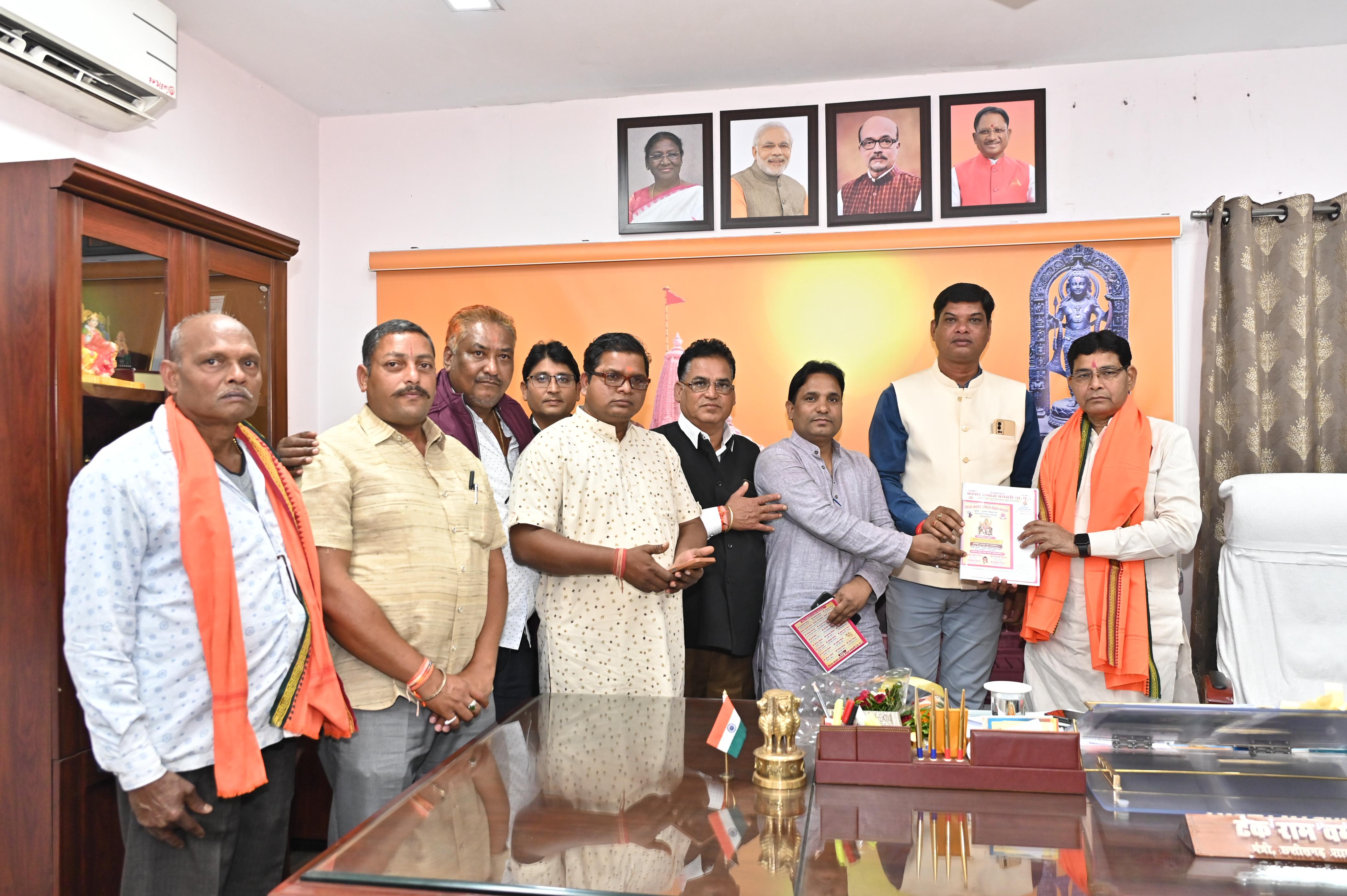 प्रभारी मंत्री टंकराम वर्मा से मुलाकात करते हुए सिन्हा कलार समाज धमतरी मंडल के प्रतिनिधि।