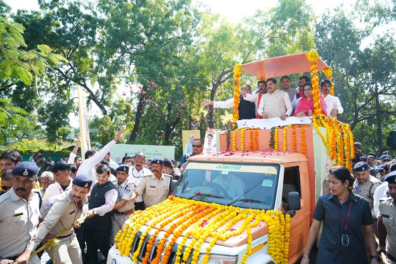 मुख्यमंत्री ने देवास में किया रोड शो