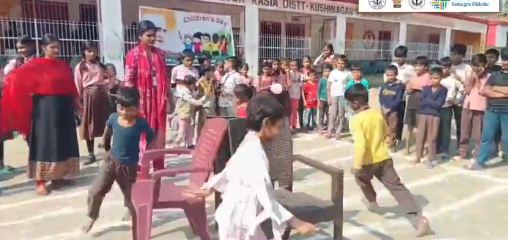 बाल मेला में खेलते हुए बच्चे