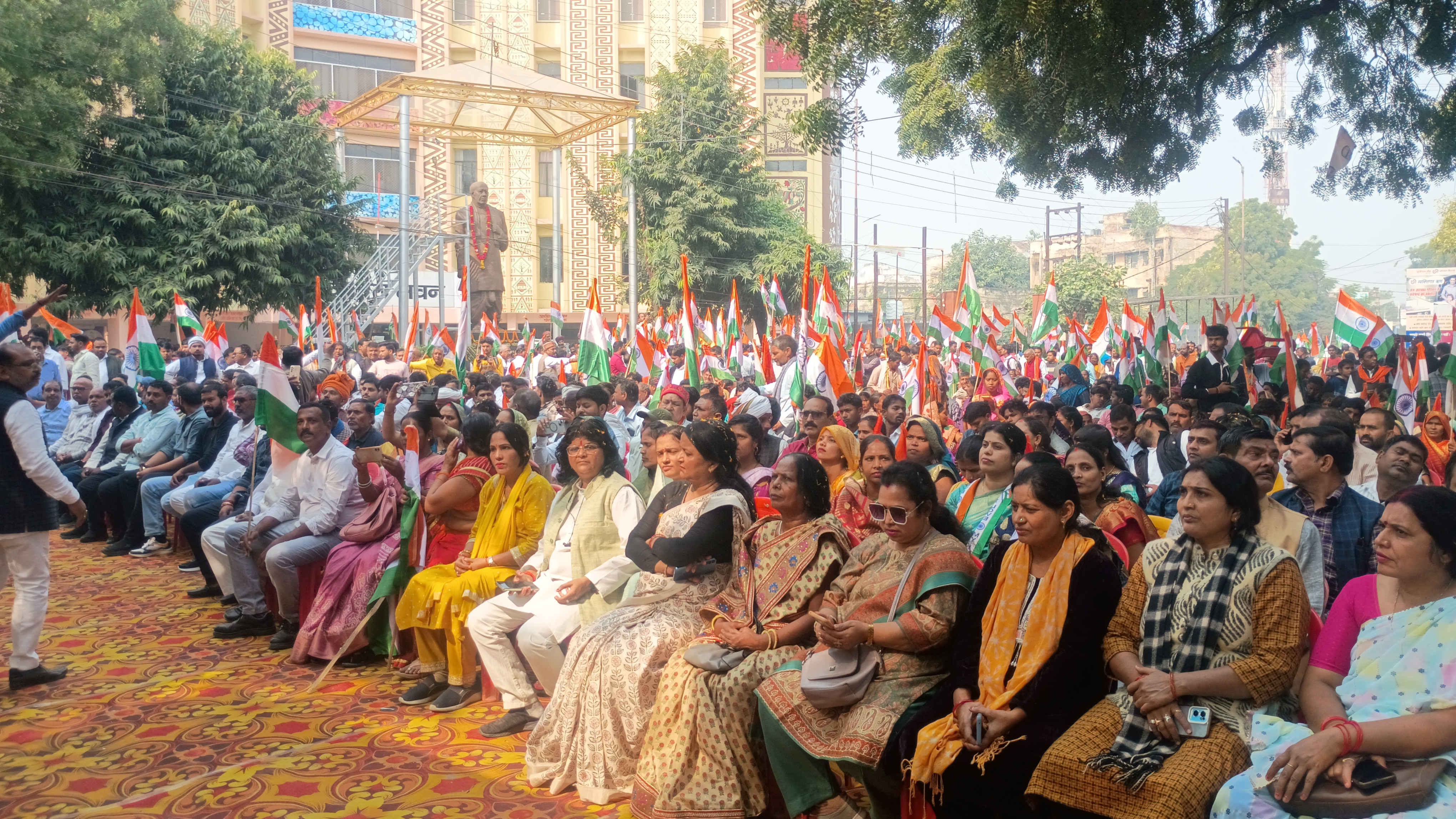यात्रा के उपरांत आयोजित कार्यक्रम में उपस्थित बीजेपी कार्यकर्ताओं की भीड़ यात्रा के उपरांत आयोजित कार्यक्रम में उपस्थित बीजेपी कार्यकर्ताओं की भीड़