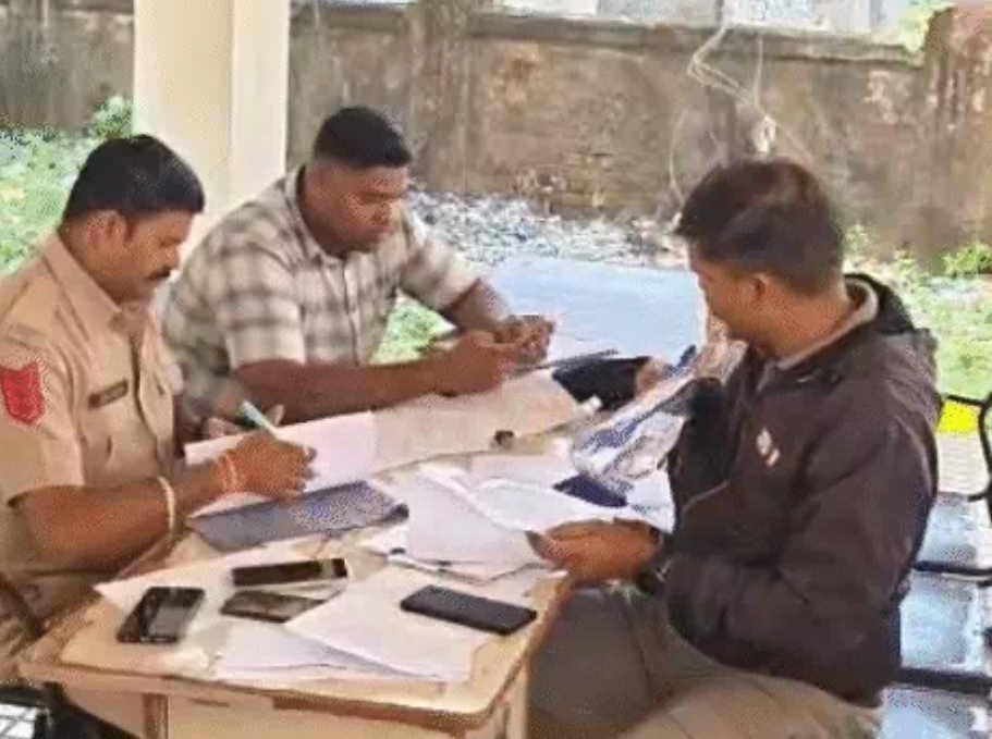 नवसारी पुलिस जांच करते हुए