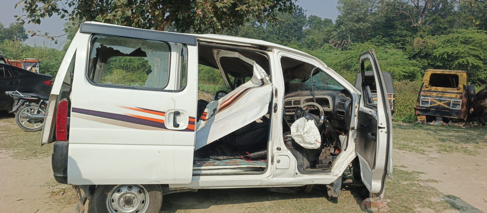 दुर्घटनाग्रस्त वाहन की फोटो दुर्घटनाग्रस्त वाहन की फोटो