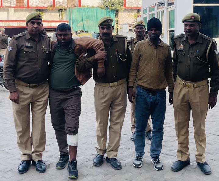 इस्लामिया ग्राउंड में मुठभेड़ के बाद पुलिस टीम ने पकड़े गए जेबकतरे गोविंद उर्फ लाला और टिंकू उर्फ अधा को पकड़कर हिरासत में लिया।