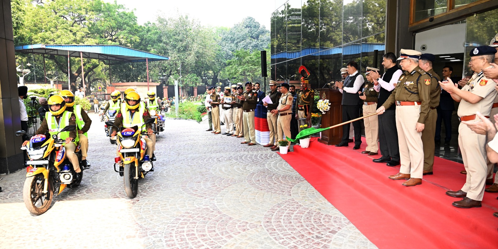 156 मोटरसाइकिल को हरि झंडी दिखाते हए पुलिस कमिश्नर