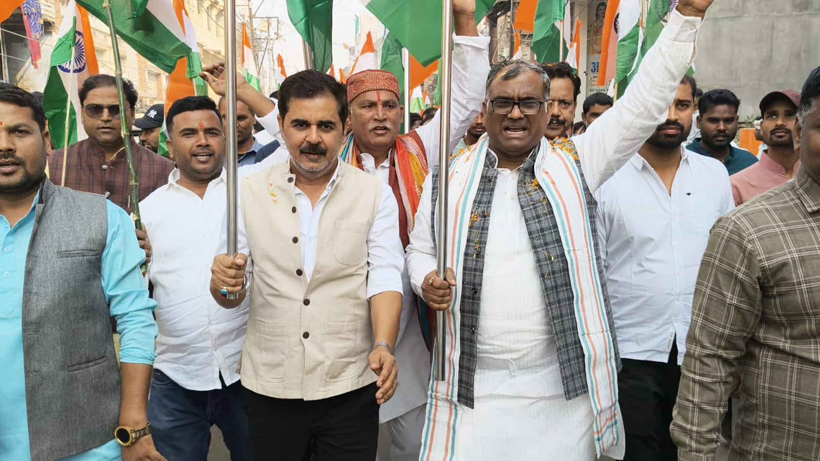 पदयात्रा का नेतृत्व करते हुए राज्य मंत्री गिरीश चंद्र यादव पदयात्रा का नेतृत्व करते हुए राज्य मंत्री गिरीश चंद्र यादव