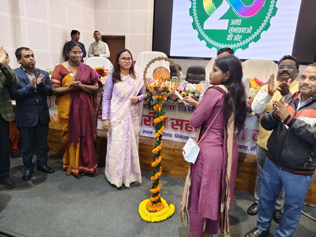 कार्यक्रम में मंत्री शिल्‍पी नेहा तिर्की समेत अन्‍य