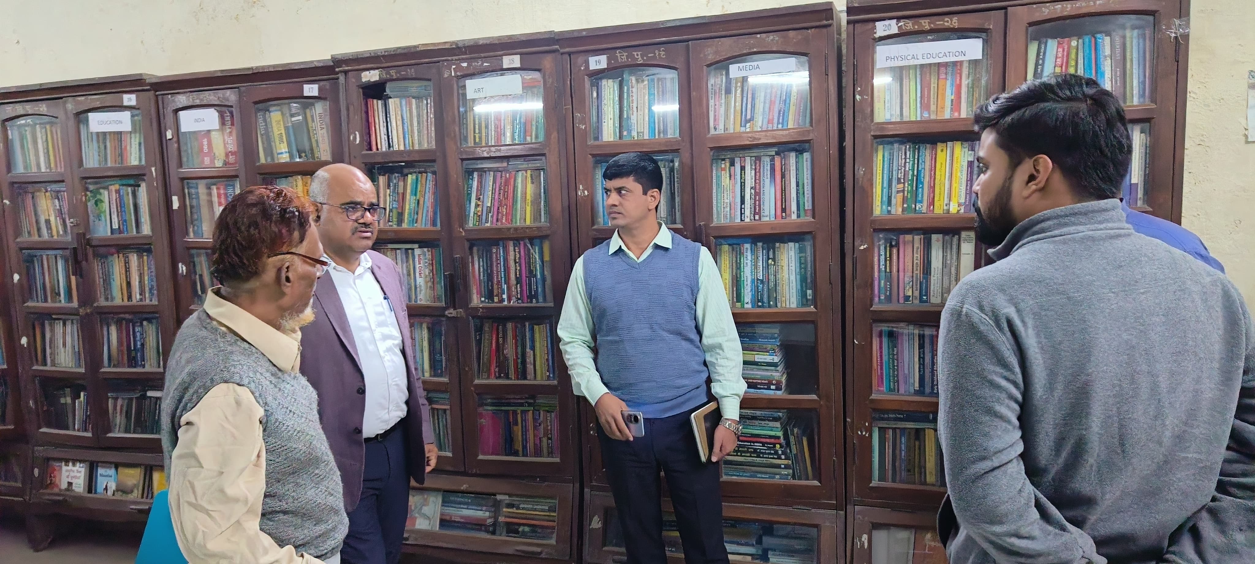जिलाधिकारी ने डिस्ट्रिक्ट पुस्तकालय का लिया जाएज़ा, सीएसआर फंड से दिया जा रहा है आधुनिक स्वरूप